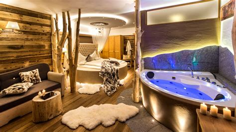 wellness hotel mit jacuzzi im zimmer.
